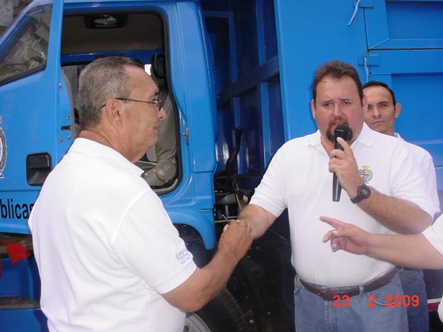 Alcalde Eulogio Mejia (camisa a cuadros)